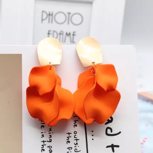 Rose petal dangle earrings gold and bright orange - Picture 3 of 4